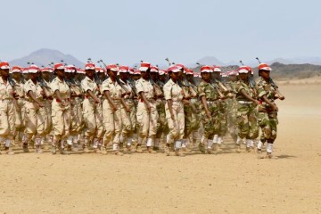 Abiy Ahmed inspects Eritrean conscripts at Sawa